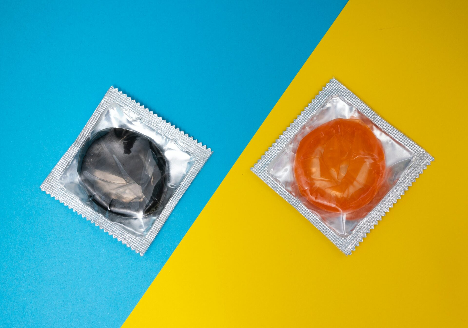 Dos condones sobre superficies de distintos colores