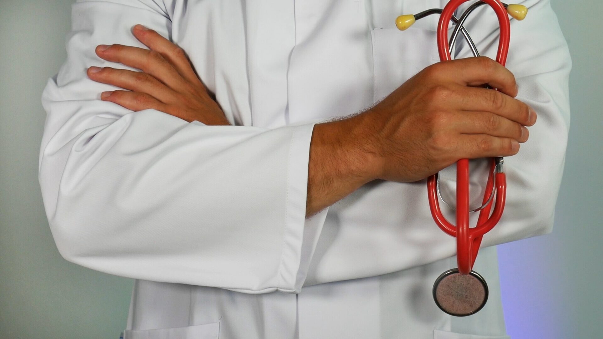 Un médico sosteniendo un fonendoscopio