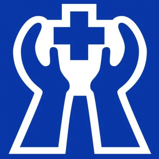 alto tabancura – 618-618 Logo del vacunatorio Alto tabancura. Fondo Azul con dos manos alzadas mostrando una cruz.