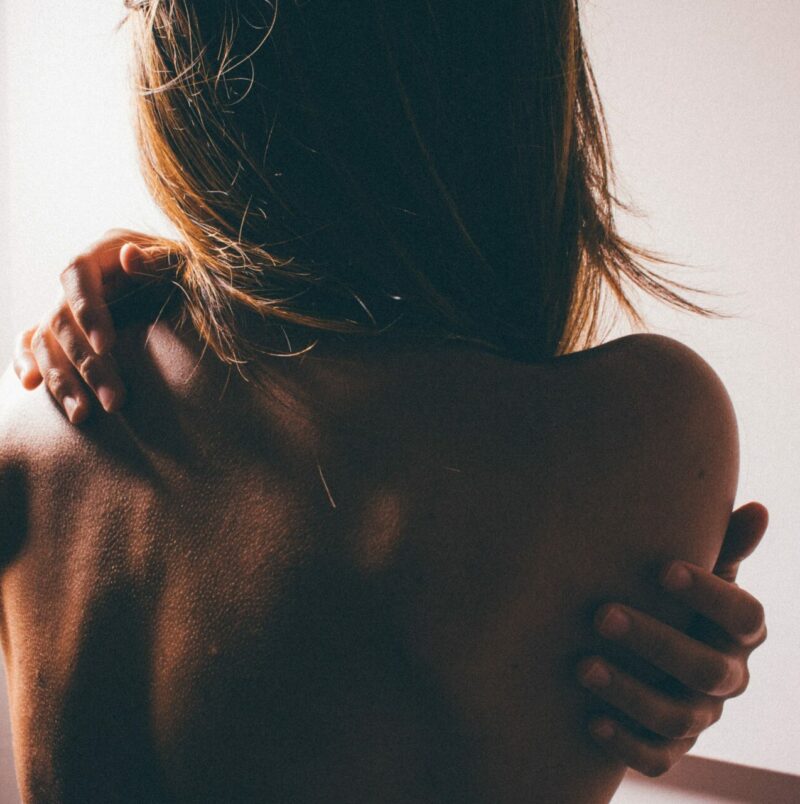 Mujer rascándose la espalda