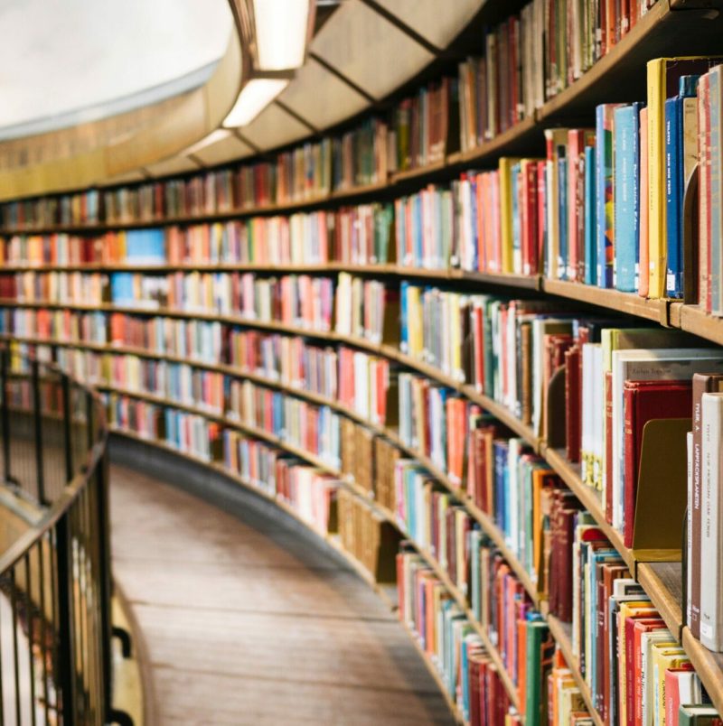 Biblioteca mostrando cientos de libros